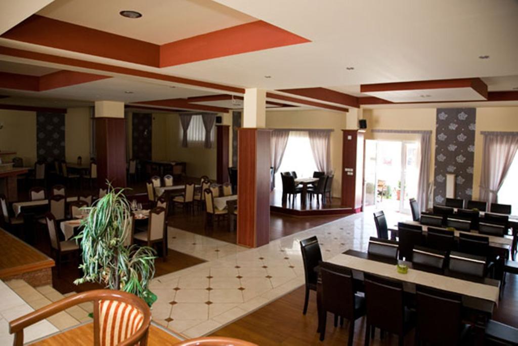 Hotel Uni Palas II Kavadarci Exteriör bild